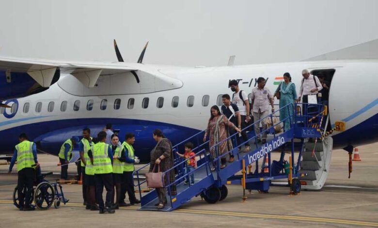 बस्तर एयरपोर्ट से अब तक तीन लाख यात्रियों ने भरी उड़ान, नियमित विमान सेवा से बड़े शहरों से सीधे जुड़ा संभाग बस्तर एयरपोर्ट से अब तक तीन लाख यात्रियों ने भरी उड़ान, नियमित विमान सेवा से बड़े शहरों से सीधे जुड़ा संभाग