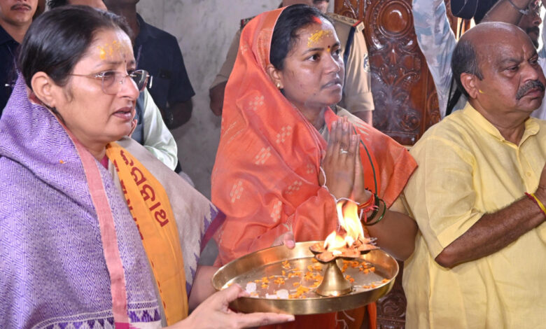 केंद्रीय मंत्री श्रीमती अन्नपूर्णा देवी ने रायपुर में भगवान जगन्नाथ का किया दर्शन…. केंद्रीय मंत्री श्रीमती अन्नपूर्णा देवी ने रायपुर में भगवान जगन्नाथ का किया दर्शन….