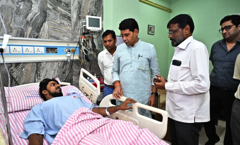 मंत्री टंक राम वर्मा ने अस्पताल पहुँचकर मरीज का जाना हालचाल…. मंत्री टंक राम वर्मा ने अस्पताल पहुँचकर मरीज का जाना हालचाल….