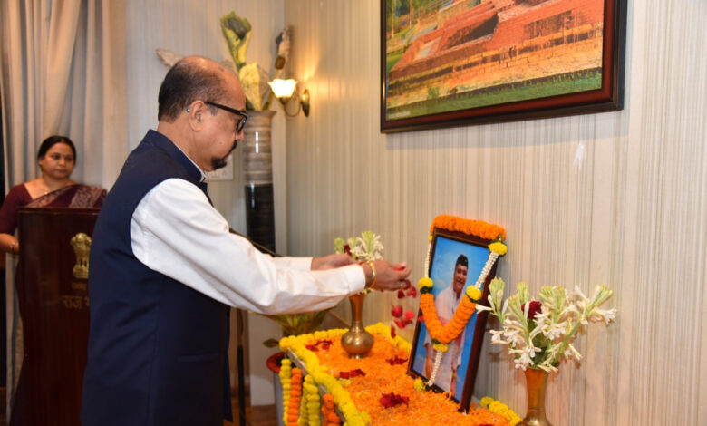 राज्यपाल रमेन डेका ने भारत रत्न डॉ. भूपेन हजारिका की शताब्दी जयंती पर दी श्रद्धांजलि…. राज्यपाल रमेन डेका ने भारत रत्न डॉ. भूपेन हजारिका की शताब्दी जयंती पर दी श्रद्धांजलि….