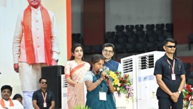 मुख्यमंत्री ने किया दीदी ई-रिक्शा चालक भुनेश्वरी साहू एवं मुख्यमंत्री नोनी बाबू मेधावी शिक्षा सहायता योजना के हितग्राही मनोज साहू से किया संवाद….