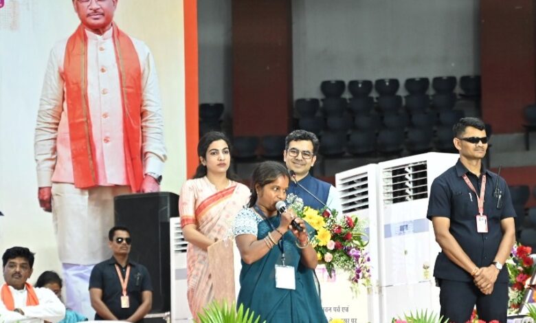 मुख्यमंत्री ने किया दीदी ई-रिक्शा चालक भुनेश्वरी साहू एवं मुख्यमंत्री नोनी बाबू मेधावी शिक्षा सहायता योजना के हितग्राही मनोज साहू से किया संवाद…. मुख्यमंत्री ने किया दीदी ई-रिक्शा चालक भुनेश्वरी साहू एवं मुख्यमंत्री नोनी बाबू मेधावी शिक्षा सहायता योजना के हितग्राही मनोज साहू से किया संवाद….