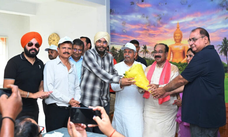 उप मुख्यमंत्री अरुण साव ने अधिकारियों संग किया श्रमदान, स्वच्छता दीदियों को बांटे किट और पीएम स्वनिधि हितग्राहियों को सौंपे यूपीआई बॉक्स….