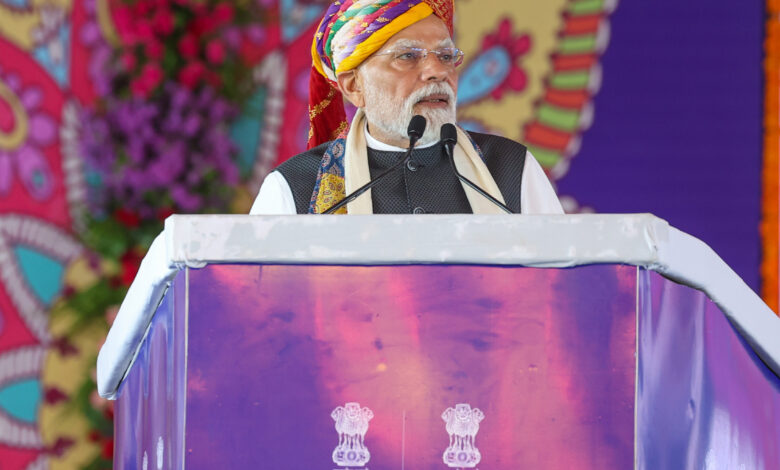 प्रधानमंत्री नरेन्‍द्र मोदी ने राजस्थान के बांसवाड़ा जिले में 1,22,100 करोड़ रुपये से अधिक के विकास कार्यों का उद्घाटन और शिलान्यास किया