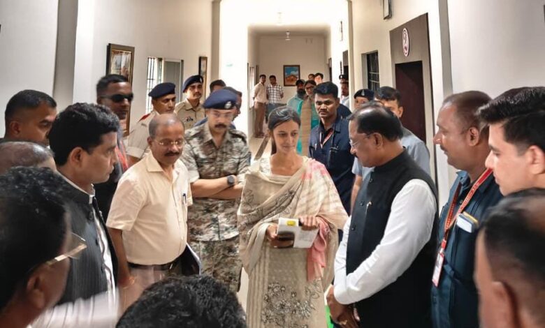 बाढ़ में बही पुस्तकें, टेबलेट भी हुआ खराब, पर नहीं रुकेगी पूनम की प्रतियोगी परीक्षा की तैयारी…. बाढ़ में बही पुस्तकें, टेबलेट भी हुआ खराब, पर नहीं रुकेगी पूनम की प्रतियोगी परीक्षा की तैयारी….