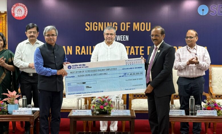 एसबीआई में सैलरी अकाउंट वाले रेलवे कर्मचारियों को ₹1 करोड़ का एक्स्ट्रा बीमा कवरेज मिलेगा एसबीआई में सैलरी अकाउंट वाले रेलवे कर्मचारियों को ₹1 करोड़ का एक्स्ट्रा बीमा कवरेज मिलेगा
