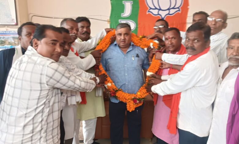 घाँसी(घसिया) समाज के जनप्रतिनिधियों ने मंत्री से की मुलाकात,दी बधाई,सामाज के बारे में किए चर्चा।