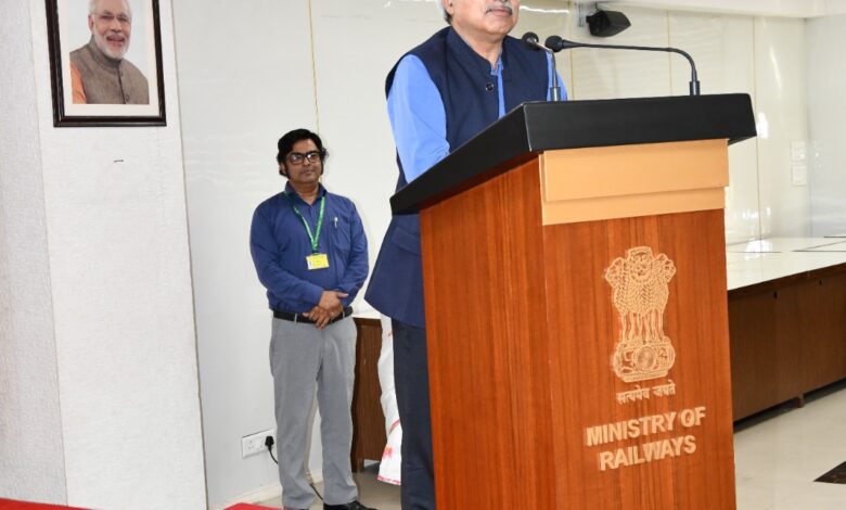 रेलवे बोर्ड में स्वच्छता जागरूकता, नुक्कड़ नाटक के माध्यम से समझाया स्वच्छता का महत्व रेलवे बोर्ड में स्वच्छता जागरूकता, नुक्कड़ नाटक के माध्यम से समझाया स्वच्छता का महत्व