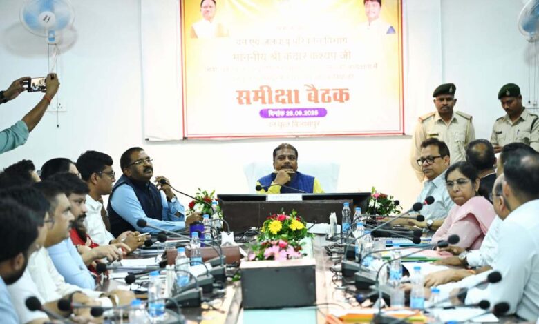 वन मंत्री केदार कश्यप ने की वन विभाग के काम-काज की समीक्षा….
