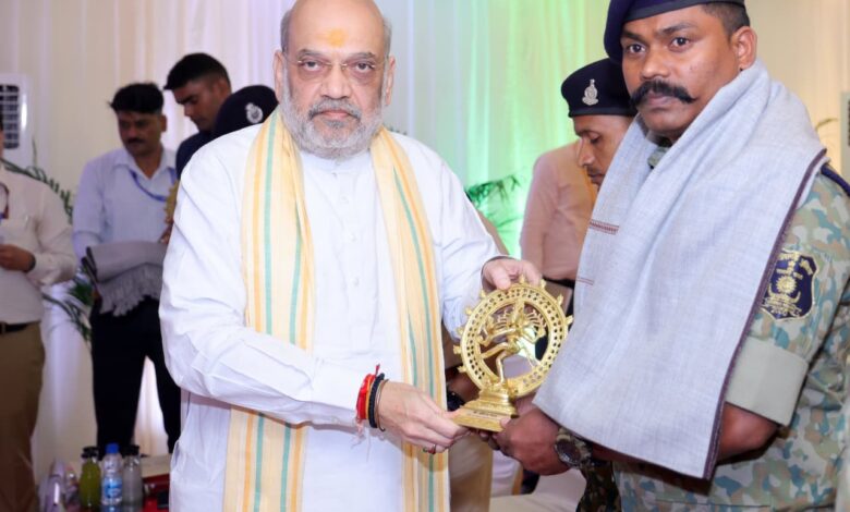 केन्द्रीय गृह मंत्री अमित शाह ने कर्रेगुट्टालु पहाड़ी पर ‘ऑपरेशन ब्लैक फॉरेस्ट’ को सफलतापूर्वक अंजाम देने वाले सीआरपीएफ, छत्तीसगढ़ पुलिस, डीआरजी और कोबरा के जवानों से भेंट की और उन्हें सम्मानित किया…. केन्द्रीय गृह मंत्री अमित शाह ने कर्रेगुट्टालु पहाड़ी पर ‘ऑपरेशन ब्लैक फॉरेस्ट’ को सफलतापूर्वक अंजाम देने वाले सीआरपीएफ, छत्तीसगढ़ पुलिस, डीआरजी और कोबरा के जवानों से भेंट की और उन्हें सम्मानित किया….