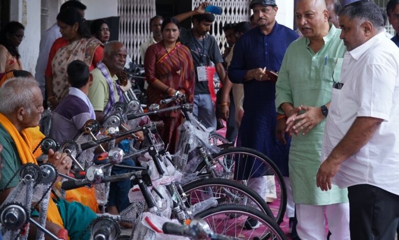 पर्यटन एवं संस्कृति मंत्री राजेश अग्रवाल ने दिव्यांगजनों को ट्रायसायकल एवं व्हीलचेयर का किया वितरण….