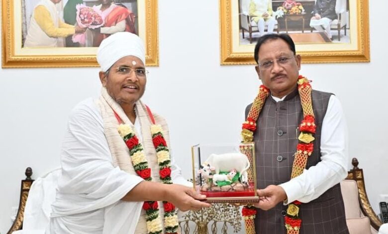 मुख्यमंत्री से पूज्य संत असंग देव जी ने की सौजन्य भेंट….