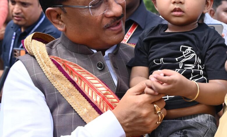 सरल और सहज मुख्यमंत्री विष्णु देव साय का दिखा अपनत्व, नन्हे इवान को गोद में लेकर किया दुलार…. सरल और सहज मुख्यमंत्री विष्णु देव साय का दिखा अपनत्व, नन्हे इवान को गोद में लेकर किया दुलार….
