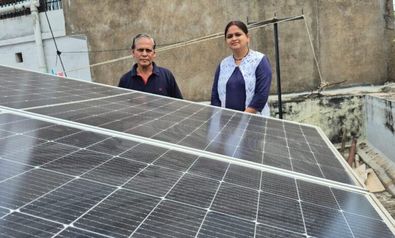 भिलाई निवासी शकुन्तला ने सोलर ऊर्जा से घटाया बिजली बिल, अतिरिक्त उत्पादन से आमदनी भी….