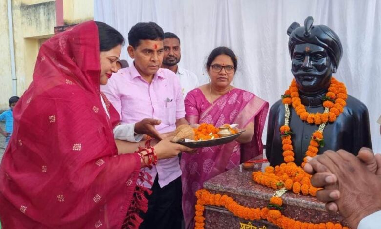 शहीद वीरनारायण सिंह के बलिदान आने वाली पीढ़ियों को सदैव प्रेरित करता रहेगा- मंत्री टंक राम वर्मा….