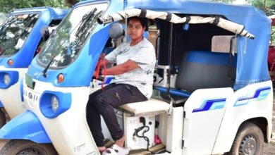 ई-रिक्शा चलाकर यात्रियों को मंजिल तक पहुंचा रही सरस्वती….