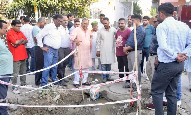 दयानंद कॉलोनी में हो शुद्ध पेयजल की आपूर्ति-विधानसभा अध्यक्ष —नगर निगम एवं जलदाय विभाग के अधिकारियों के साथ किया दयानंद कॉलोनी में मौका निरीक्षण दयानंद कॉलोनी में हो शुद्ध पेयजल की आपूर्ति-विधानसभा अध्यक्ष —नगर निगम एवं जलदाय विभाग के अधिकारियों के साथ किया दयानंद कॉलोनी में मौका निरीक्षण