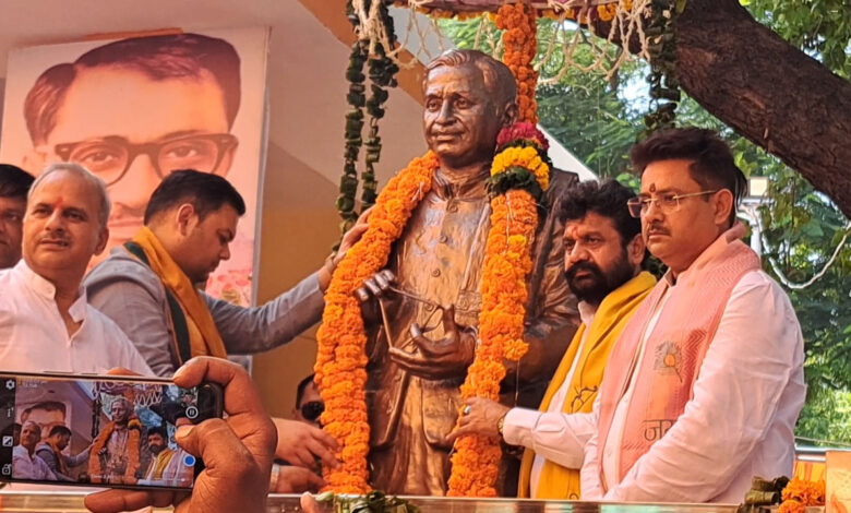 अलीगढ़ में पण्डित दीनदयाल उपाध्याय की प्रतिमा का हुआ अनावरण