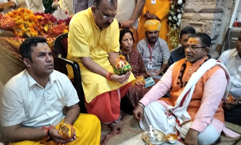 विधानसभा अध्यक्ष वासुदेव देवनानी एवं पीएचईडी मंत्री कन्हैयालाल ने शक्तिपीठ मां त्रिपुरा सुंदरी में की पूजा-अर्चना, खुशहाली एवं समृद्धि की कामना की