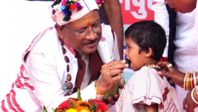 मुख्यमंत्री विष्णुदेव साय का आत्मीय और वात्सल्यपूर्ण व्यवहार : नन्ही बच्ची भूमिका बघेल को दुलारते हुए खिलाया महुआ लड्डू….. मुख्यमंत्री विष्णुदेव साय का आत्मीय और वात्सल्यपूर्ण व्यवहार : नन्ही बच्ची भूमिका बघेल को दुलारते हुए खिलाया महुआ लड्डू…..
