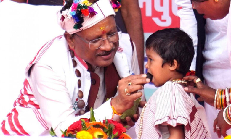 मुख्यमंत्री विष्णुदेव साय का आत्मीय और वात्सल्यपूर्ण व्यवहार : नन्ही बच्ची भूमिका बघेल को दुलारते हुए खिलाया महुआ लड्डू….. मुख्यमंत्री विष्णुदेव साय का आत्मीय और वात्सल्यपूर्ण व्यवहार : नन्ही बच्ची भूमिका बघेल को दुलारते हुए खिलाया महुआ लड्डू…..