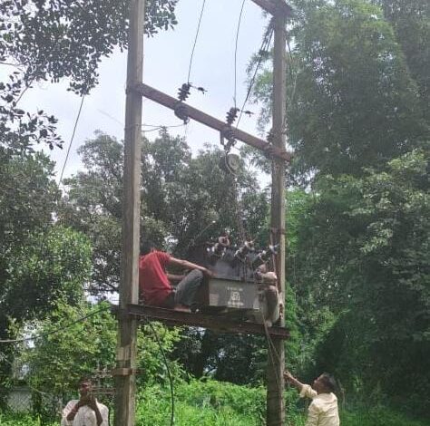 मुख्यमंत्री कैंप कार्यालय की पहल पर ग्राम बोड़ालता में बदला गया ट्रांसफार्मर…. मुख्यमंत्री कैंप कार्यालय की पहल पर ग्राम बोड़ालता में बदला गया ट्रांसफार्मर….