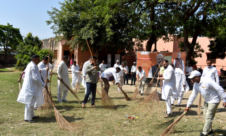‘सेवा पर्व’ के अवसर पर ‘खादी महोत्सव कार्यक्रम’ के अंतर्गत पिलखुवा, हापुड़ में केवीआईसी द्वारा ‘आत्मनिर्भर नवभारत यात्रा’ निकाली गई