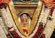 नवरात्र के पावन पर्व पर वाराणसी के मंदिरों में उमड़ी श्रद्धालुओं की भारी भीड़