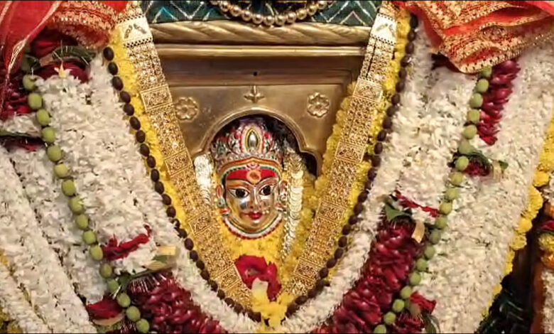 नवरात्र के पावन पर्व पर वाराणसी के मंदिरों में उमड़ी श्रद्धालुओं की भारी भीड़