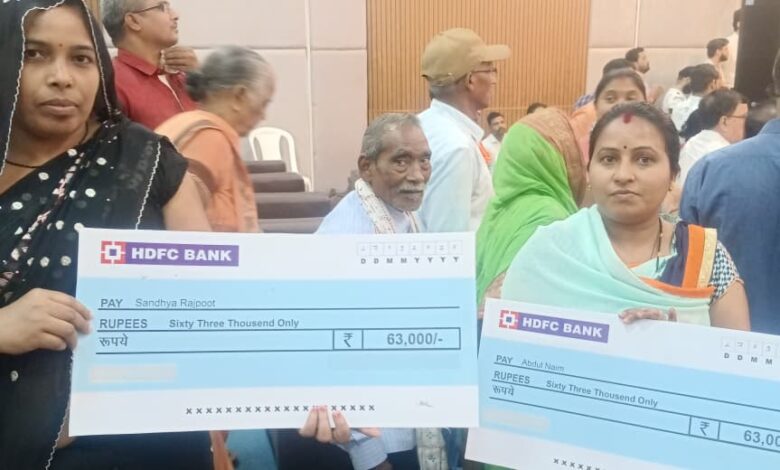 पक्का आशियाना मिलने से खिले चेहरे…. पक्का आशियाना मिलने से खिले चेहरे….