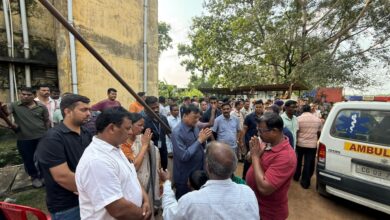 कैबिनेट मंत्री देवांगन पुलिस लाइन कॉलोनी पहुंच कर दी श्रद्धांजलि, शोक संतृप्त परिवार जनों से मुलाकात कर बांटा दुख…. कैबिनेट मंत्री देवांगन पुलिस लाइन कॉलोनी पहुंच कर दी श्रद्धांजलि, शोक संतृप्त परिवार जनों से मुलाकात कर बांटा दुख….