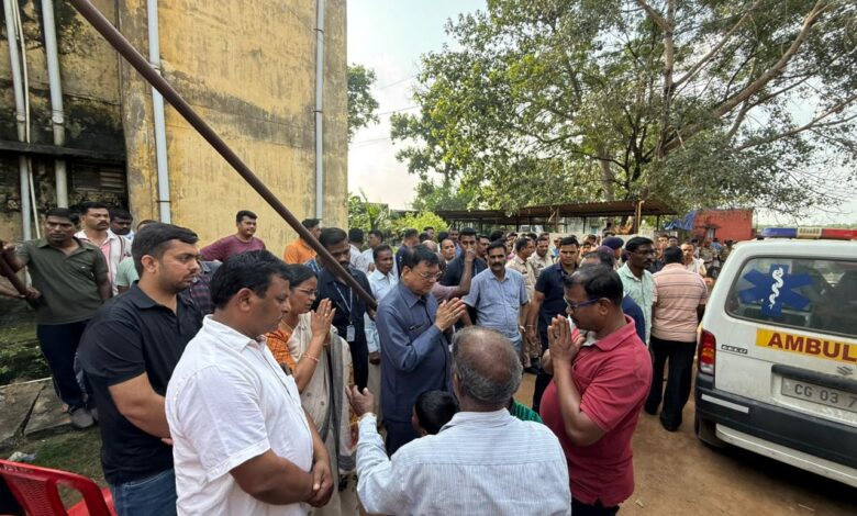 कैबिनेट मंत्री देवांगन पुलिस लाइन कॉलोनी पहुंच कर दी श्रद्धांजलि, शोक संतृप्त परिवार जनों से मुलाकात कर बांटा दुख…. कैबिनेट मंत्री देवांगन पुलिस लाइन कॉलोनी पहुंच कर दी श्रद्धांजलि, शोक संतृप्त परिवार जनों से मुलाकात कर बांटा दुख….
