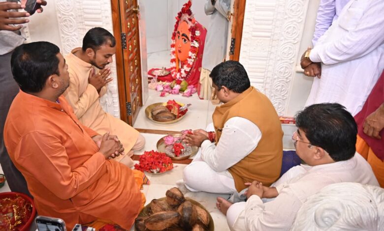 स्कूल शिक्षा मंत्री गजेन्द्र यादव ने धमतरी में माँ विंध्यवासिनी मंदिर में की पूजा-अर्चना…. स्कूल शिक्षा मंत्री गजेन्द्र यादव ने धमतरी में माँ विंध्यवासिनी मंदिर में की पूजा-अर्चना….