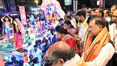 विविध पौराणिक प्रसंगों एवं आधुनिक घटनाओं पर आधारित सुसज्जित झांकियां बनी आकर्षण का केंद्र: झांकियों को देखने रायपुर में उमड़ा जनसैलाब….