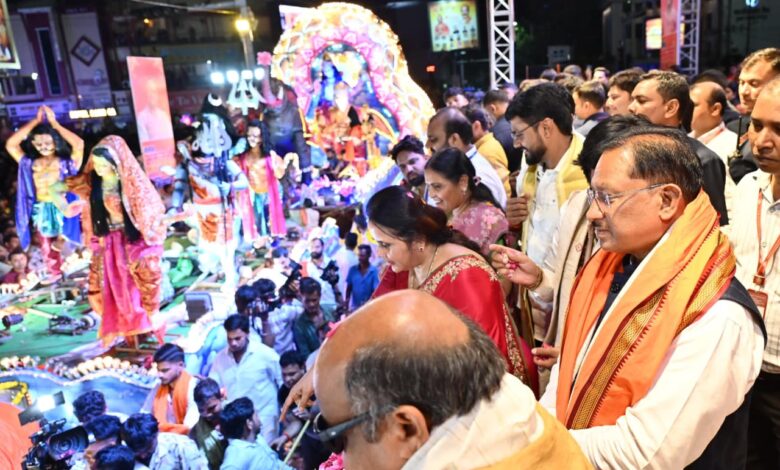 विविध पौराणिक प्रसंगों एवं आधुनिक घटनाओं पर आधारित सुसज्जित झांकियां बनी आकर्षण का केंद्र: झांकियों को देखने रायपुर में उमड़ा जनसैलाब….
