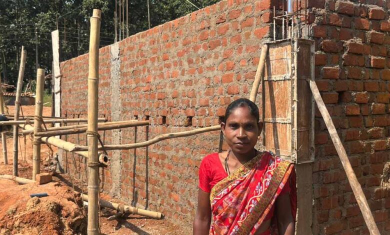 मिट्टी की झोपड़ी से पक्के घर तक : सन्ना गांव की महंती बेक की कहानी मिट्टी की झोपड़ी से पक्के घर तक : सन्ना गांव की महंती बेक की कहानी