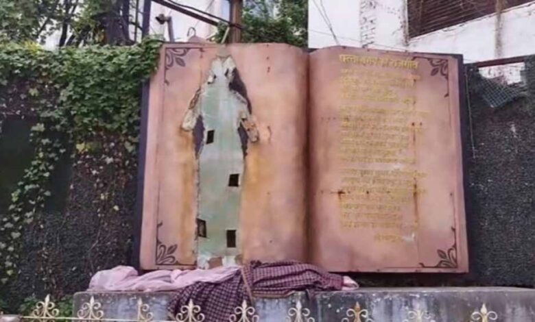 छत्तीसगढ़ महतारी की मूर्ति तोड़ने पर बवाल: क्रांति सेना का प्रदर्शन, नेताओं ने जताया रोष छत्तीसगढ़ महतारी की मूर्ति तोड़ने पर बवाल: क्रांति सेना का प्रदर्शन, नेताओं ने जताया रोष