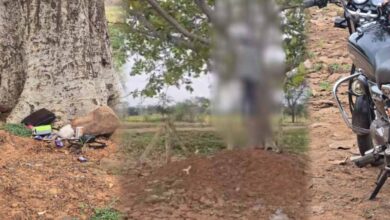 पेड़ से लटका मिला युवक का शव, ग्रामीणों में मचा हड़कंप पेड़ से लटका मिला युवक का शव, ग्रामीणों में मचा हड़कंप