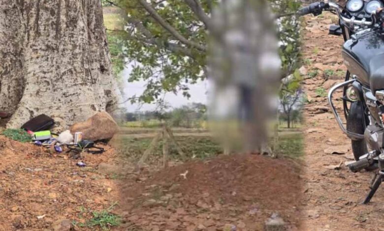 पेड़ से लटका मिला युवक का शव, ग्रामीणों में मचा हड़कंप पेड़ से लटका मिला युवक का शव, ग्रामीणों में मचा हड़कंप