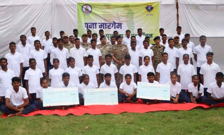 बीजापुर में नक्सलवाद को बड़ा झटका: 66 लाख के इनामी 51 नक्सलियों ने किया आत्मसमर्पण, 9 महिलाएं भी शामिल बीजापुर में नक्सलवाद को बड़ा झटका: 66 लाख के इनामी 51 नक्सलियों ने किया आत्मसमर्पण, 9 महिलाएं भी शामिल