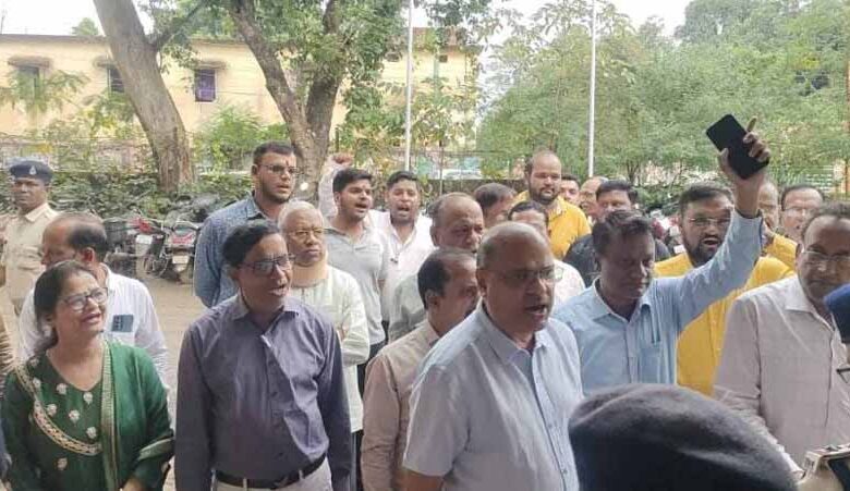 अग्रवाल समाज आक्रोशित: महाराजा अग्रसेन पर टिप्पणी को लेकर थाने में सौंपा ज्ञापन अग्रवाल समाज आक्रोशित: महाराजा अग्रसेन पर टिप्पणी को लेकर थाने में सौंपा ज्ञापन