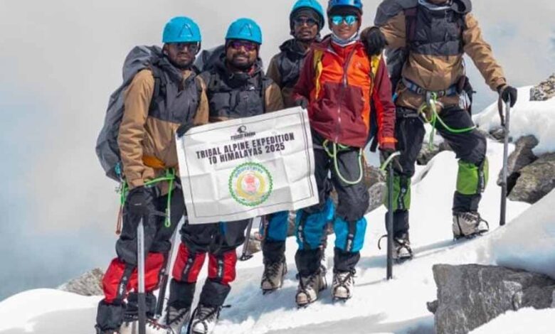 हिमालय में गूँजी जशपुर की गूंज: आदिवासी युवाओं ने जगतसुख पीक पर खोला नया मार्ग हिमालय में गूँजी जशपुर की गूंज: आदिवासी युवाओं ने जगतसुख पीक पर खोला नया मार्ग