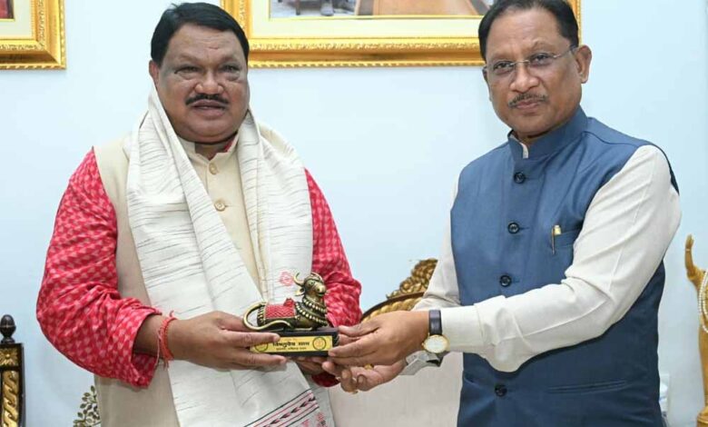 मुख्यमंत्री साय से केंद्रीय जनजातीय कार्य मंत्री जुएल ओराम ने की सौजन्य मुलाकात मुख्यमंत्री साय से केंद्रीय जनजातीय कार्य मंत्री जुएल ओराम ने की सौजन्य मुलाकात