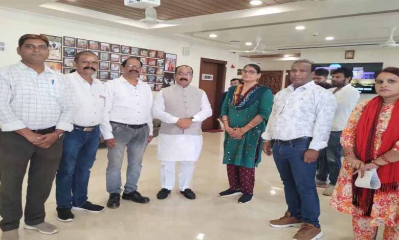 BRP विशेष शिक्षक संघ में नाराजगी, डिप्टी सीएम से संविलियन की उठी मांग BRP विशेष शिक्षक संघ में नाराजगी, डिप्टी सीएम से संविलियन की उठी मांग