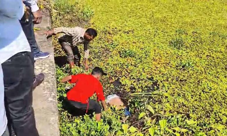 नगर पालिका की सफाई, तालाब से मिली लाश, पुलिस जांच में जुटी नगर पालिका की सफाई, तालाब से मिली लाश, पुलिस जांच में जुटी