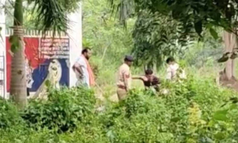 जेल के बाहर युवक पर बर्बर हमला, जेलर और आरक्षकों की कथित पिटाई का वीडियो वायरल जेल के बाहर युवक पर बर्बर हमला, जेलर और आरक्षकों की कथित पिटाई का वीडियो वायरल