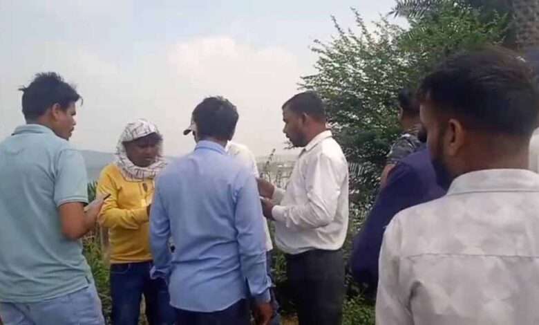 डेम के पास मिला तीन दिन से लापता युवक का शव, परिजनों ने हत्या की आशंका जताई डेम के पास मिला तीन दिन से लापता युवक का शव, परिजनों ने हत्या की आशंका जताई