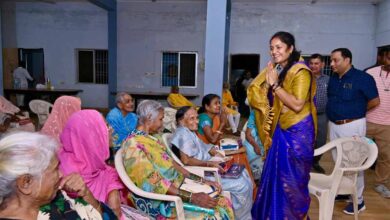 मंत्री लक्ष्मी राजवाड़े ने बुजुर्गों संग मनाई दीवाली मंत्री लक्ष्मी राजवाड़े ने बुजुर्गों संग मनाई दीवाली