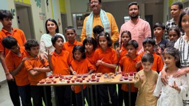 दिव्यांग बच्चों की मेहनत को मिला सहारा: अंजय शुक्ला ने कोपल वाणी से खरीदे 15,000 रुपये के दीपक, बढ़ाया उनका हौसला दिव्यांग बच्चों की मेहनत को मिला सहारा: अंजय शुक्ला ने कोपल वाणी से खरीदे 15,000 रुपये के दीपक, बढ़ाया उनका हौसला