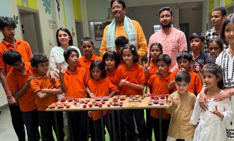 दिव्यांग बच्चों की मेहनत को मिला सहारा: अंजय शुक्ला ने कोपल वाणी से खरीदे 15,000 रुपये के दीपक, बढ़ाया उनका हौसला